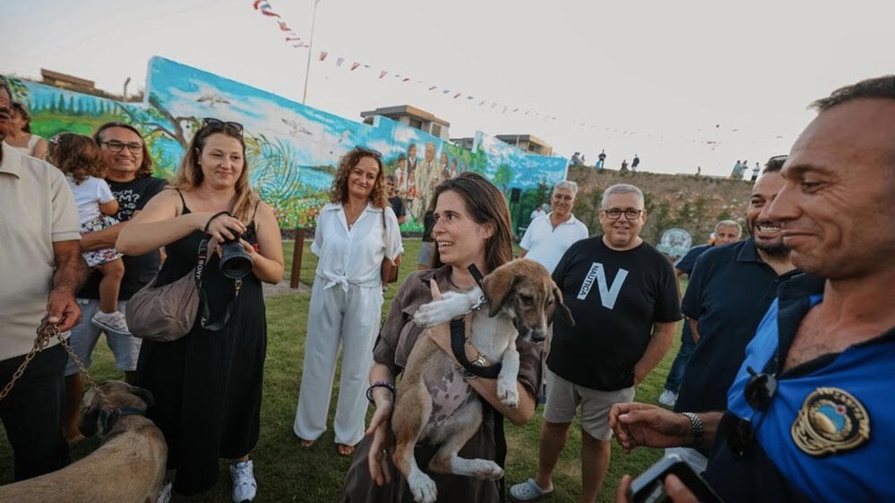Çeşme Belediyesi'nin Dalyan Mahallesi'ne kazandırdığı Atatürk Parkı hizmete açıldı