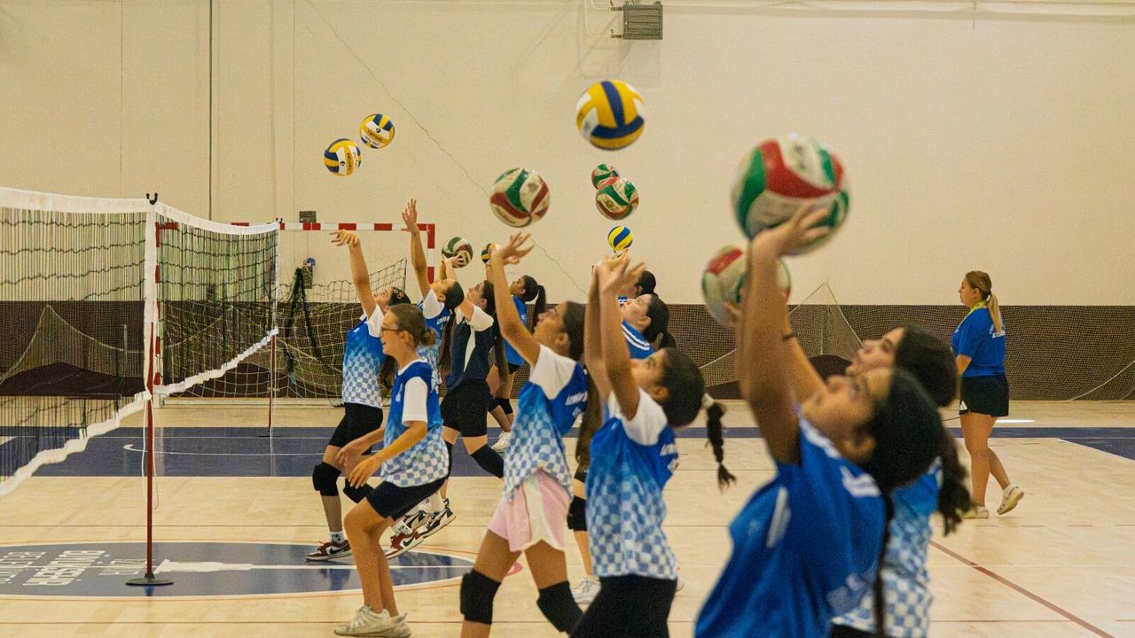 İzmir'in spor okullarında voleybola yoğun ilgi: Çocukların hayallerini Filenin Sultanları süslüyor