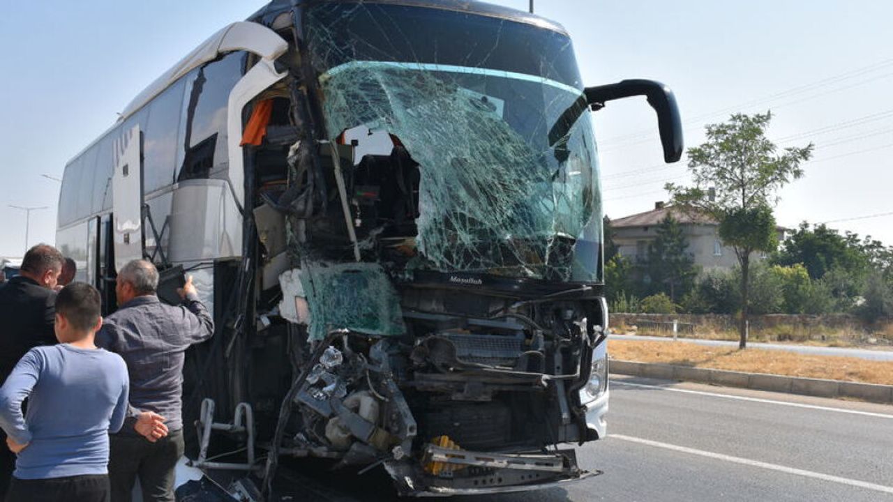 Afyonkarahisar-Antalya Yolunda Trafik Kazası: 1 Ölü, 15 Yaralı