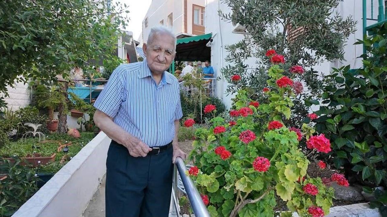 Asrı aşan yaşam öyküsü: 101 yaşındaki Yusuf Çobanoğlu gençlere uzun yaşamın sırrını anlattı