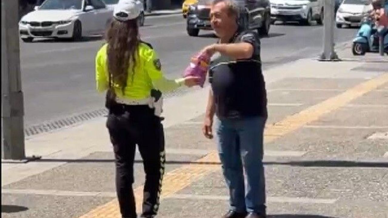İzmir'de trafik polisi Mevlit Kandili'nde çikolata dağıttı