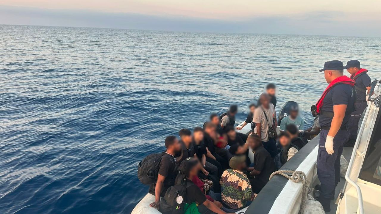 Foça ve Menderes Açıklarında 44 Düzensiz Göçmen Yakalandı