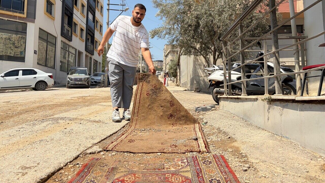 Bayraklı'da Yolların Bozuk Olması Vatandaşların Tepkisini Çekti
