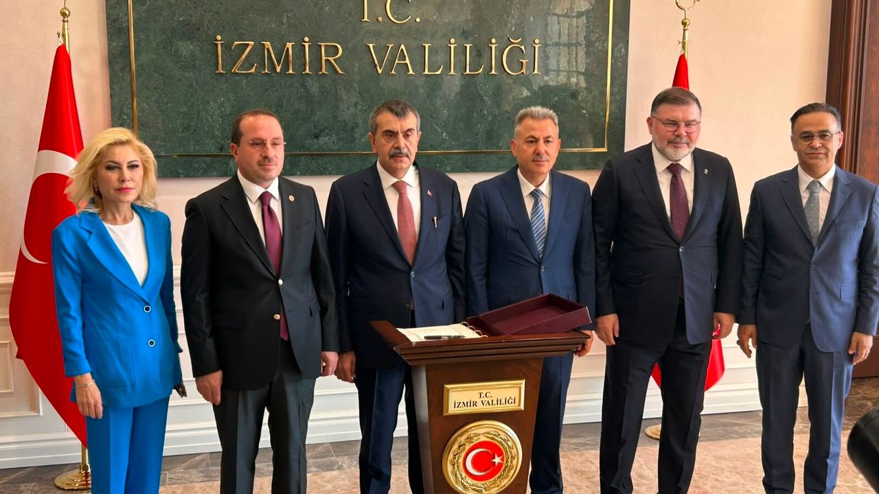 Bakan Tekin İzmir’de: Programına valilik ziyaretiyle başladı