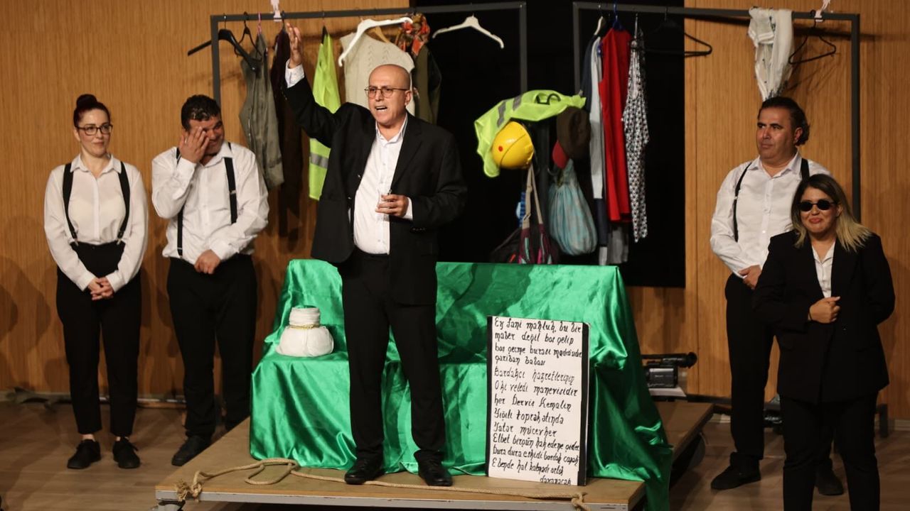Belediye çalışanları sahneye çıktı: Bardakçı Baba alkış aldı
