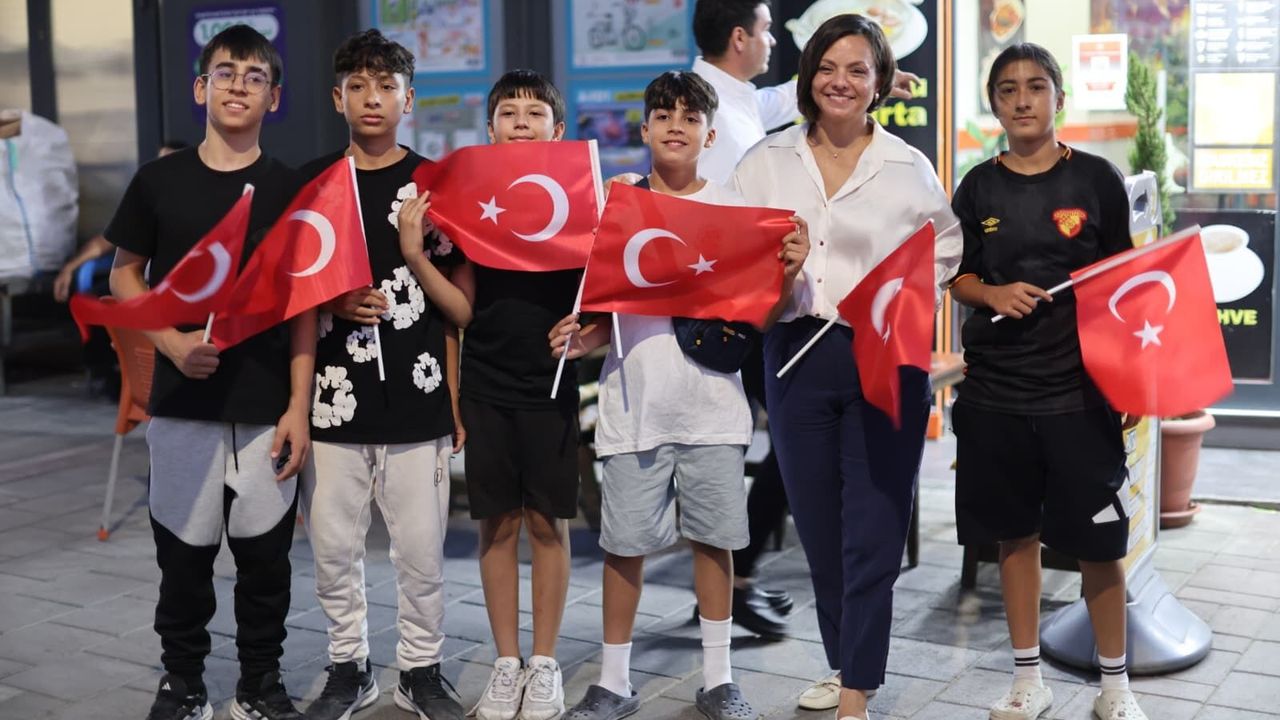 Karabağlar’da 30 Ağustos kutlamaları: Bayraklar sokakları süsledi