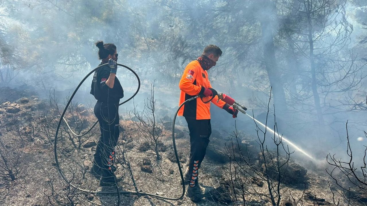 Buca'nın kahramanları yangınla mücadelede aktif rol alıyor
