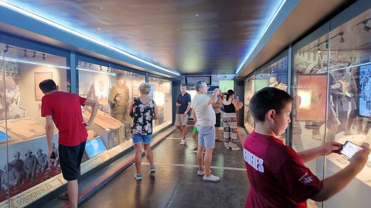 Çanakkale Savaşları Mobil Müzesi Menderes’te büyük ilgi gördü