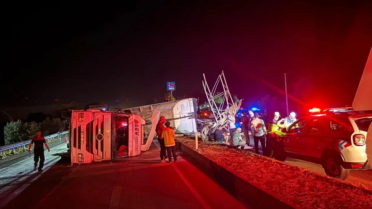 İzmir Bayındır'da Damperi Açık Unutulan TIR Devrildi