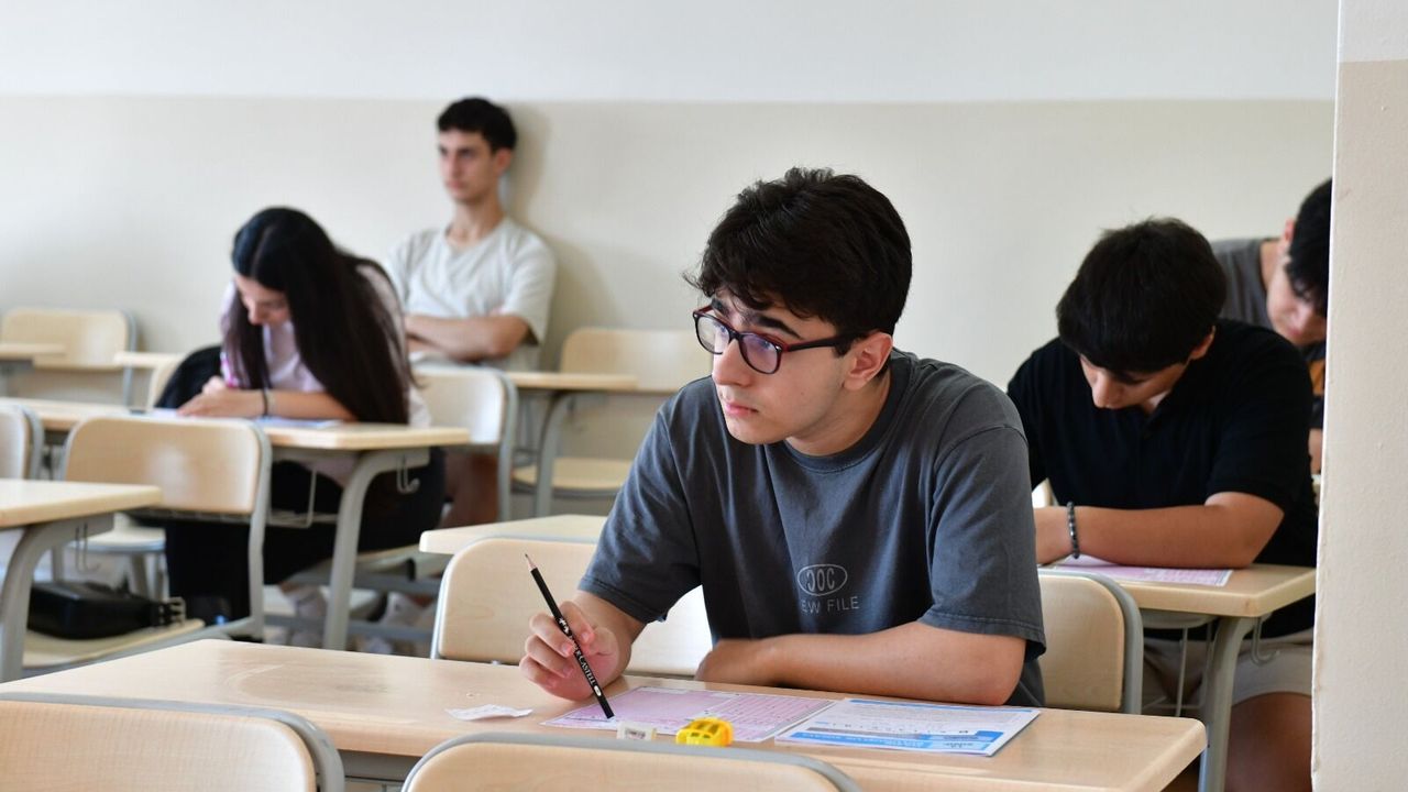 Çiğli’de ücretsiz eğitim desteği YKS’de sonuç verdi: ÇİBEM öğrencileri hayallerindeki fakültelere yerleşti