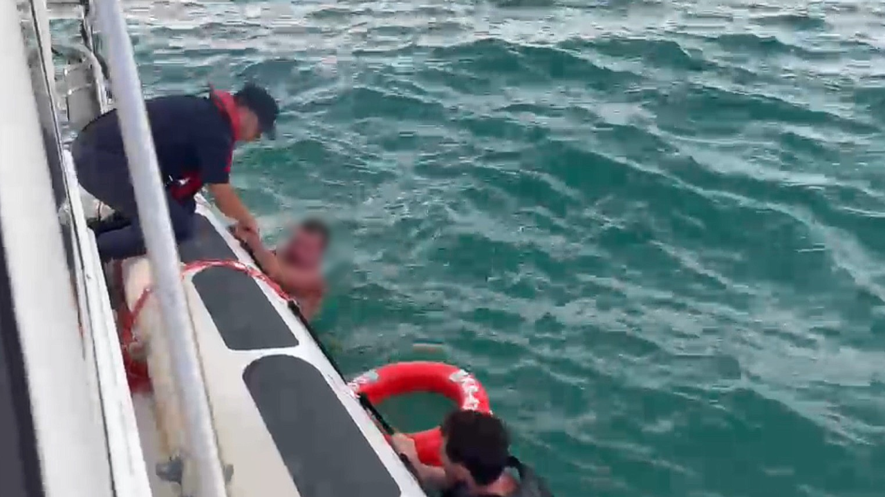 Çeşme açıklarında sürüklenen jet skide kurtarma operasyonu