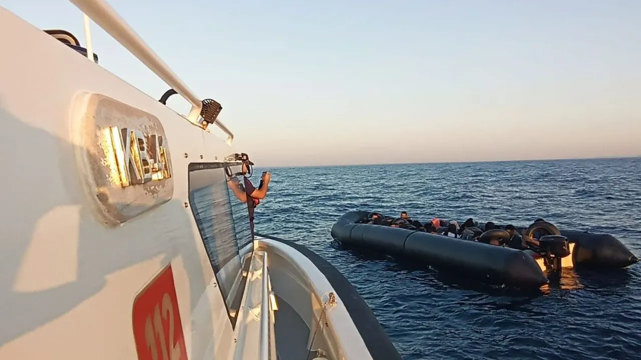 İzmir kıyılarında yasa dışı geçişe geçit yok: 69 düzensiz göçmen yakalandı!