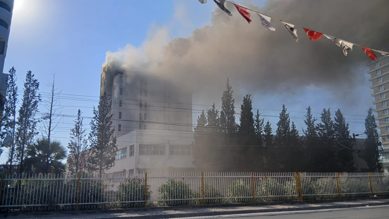 İzmir'in Bayraklı ilçesinde yangın: Ziraat Bankası binası alev aldı!