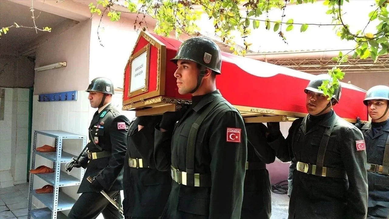 İzmir'de vefat eden Kıbrıs gazisi son yolculuğuna uğurlandı