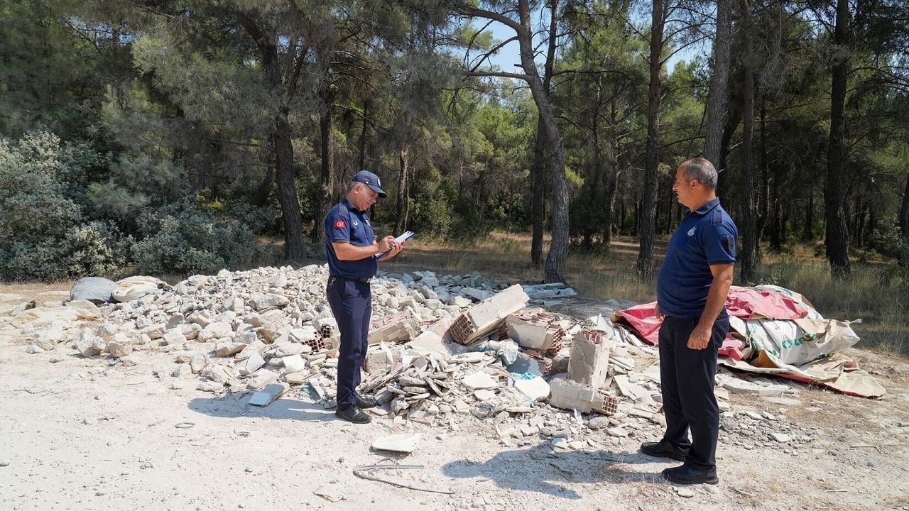 İzmir'de kaçak moloz dökümüne geçit yok: Belediye ekipleri denetliyor, ceza kesiyor