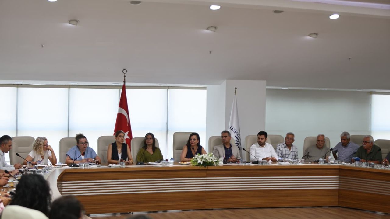 Başkan Kınay, Karabağlar esnafıyla buluştu: Ruhsat, imar ve atık sorunları ele alındı