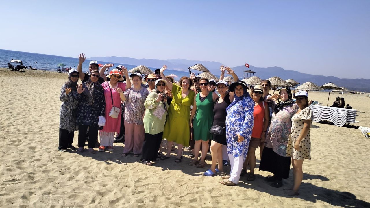 Karabağlar Belediyesi Kadınları Deniz Gezisine Katıldı