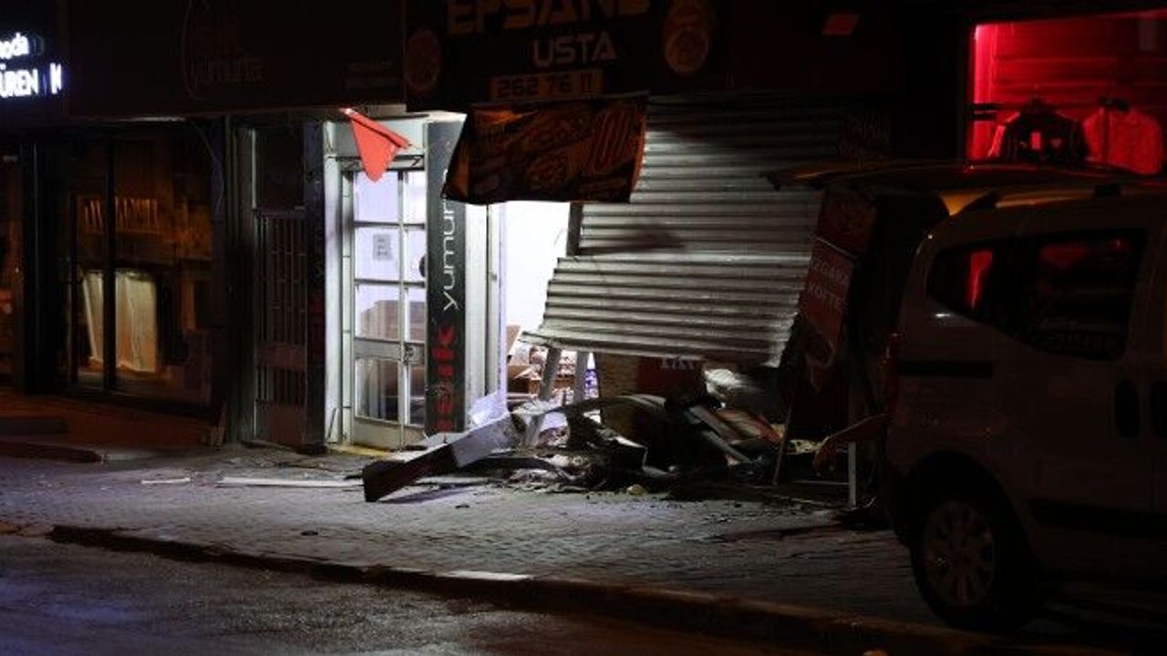 İzmir'de kontrolden çıkan otomobil önce dönerciye, sonra yumurtacıya daldı!