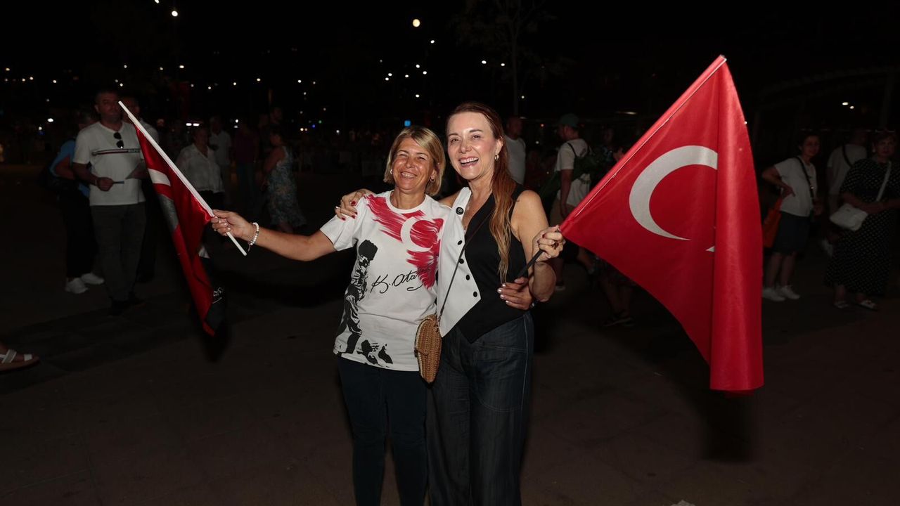 Konak’ta 30 Ağustos coşkusu erken başladı: Zaferin gururu Karantina Meydanı’nı sardı