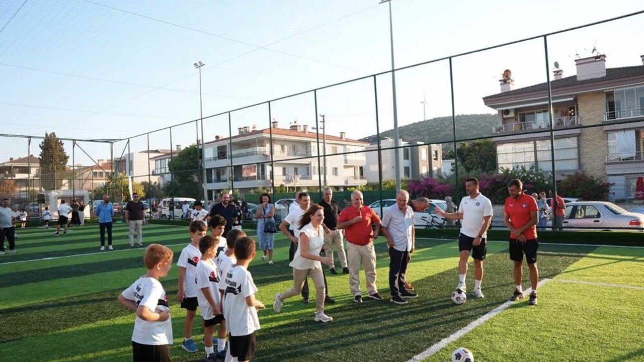 Çeşme'de spor şenliği başladı: Yenilenmiş sahalarda etkinlikler devam edecek