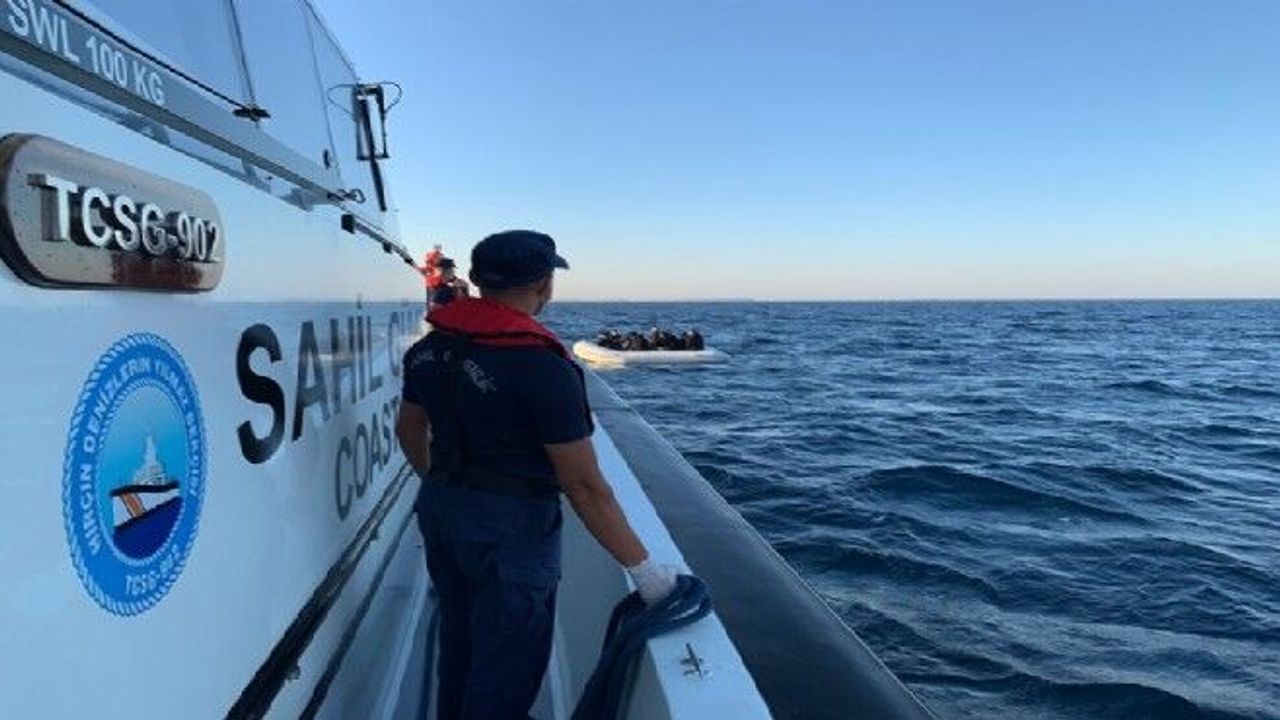 İzmir açıklarına geri itilen 16 düzensiz göçmen kurtarıldı