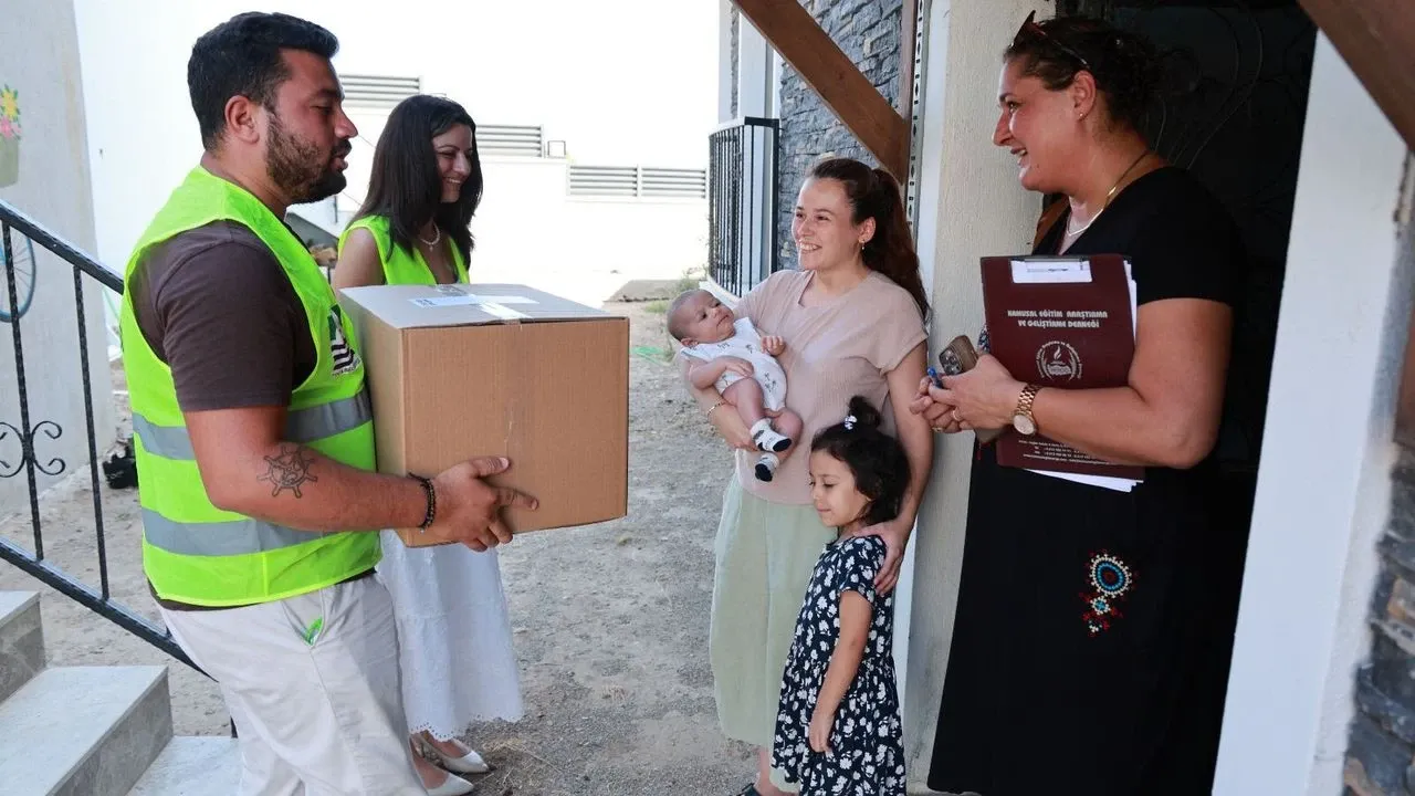 Foça Belediyesi, yeni doğan bebekler için 'Hoş Geldin Bebek Paketi' uygulamaya başladı