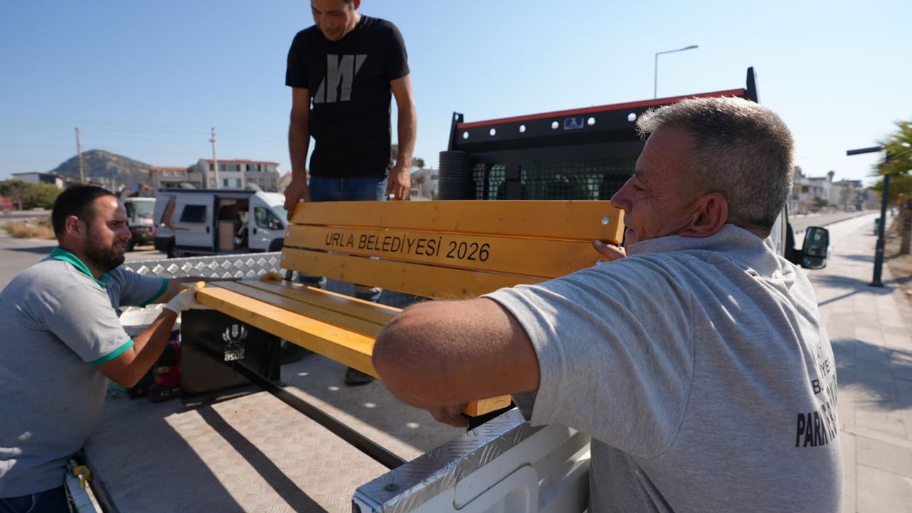 Urla’da banklar artık belediye atölyesinde üretilecek