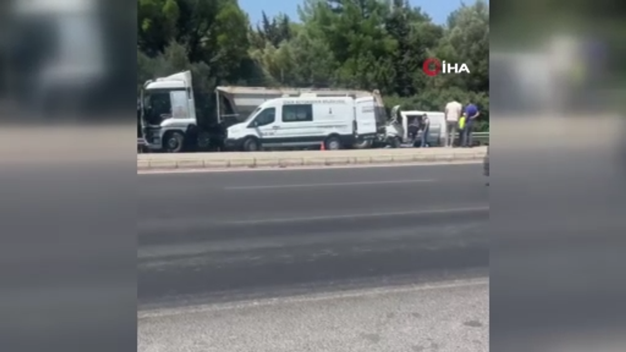Bornova'da kamyonet tıra arkadan çarptı: Sürücü hayatını kaybetti