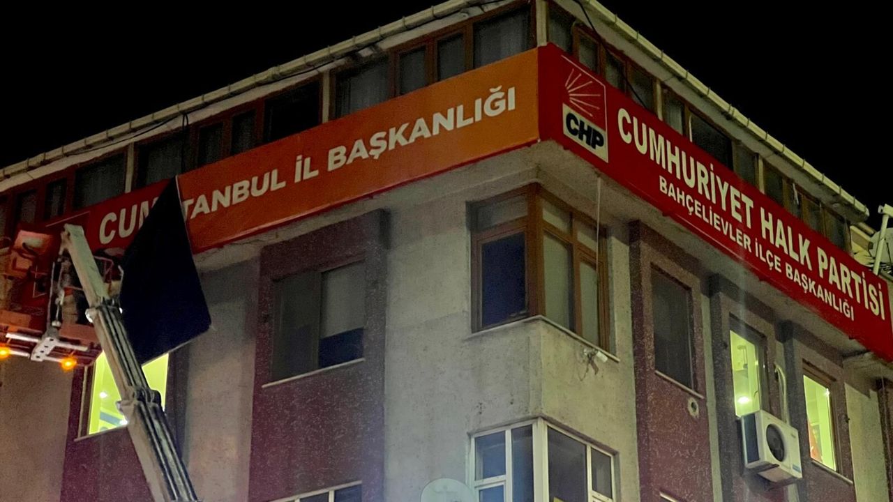 CHP'de kritik değişim: Tabela söküldü, İstanbul İl Başkanlığı eski adresine döndü