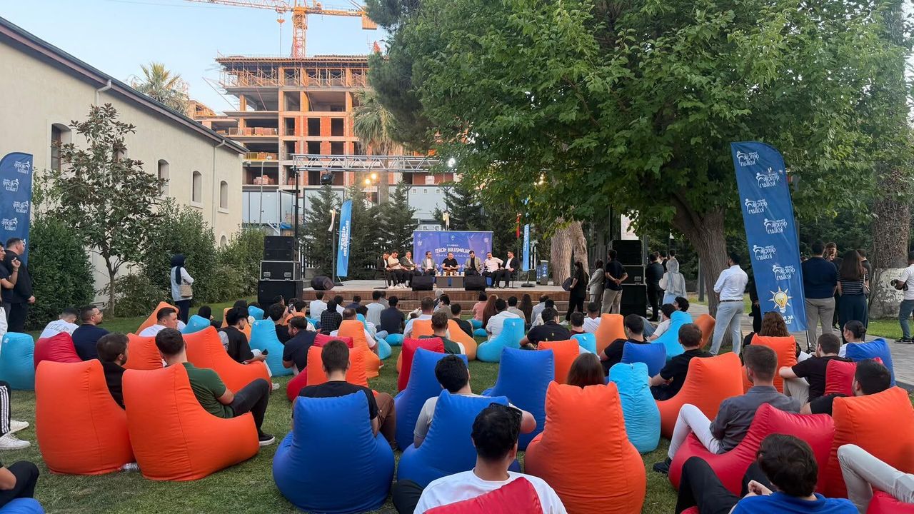 Gençlerden yoğun ilgi gördü... İzmir Kültür Sanat Fabrikası’nda ‘Tercih Buluşmaları’