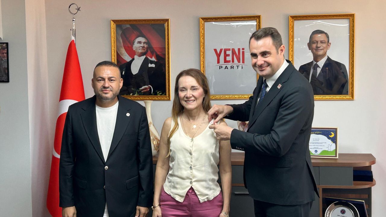 Konak’ta Başkan Mutlu ve 19 meclis üyesi YENİ Parti rozetini taktı!