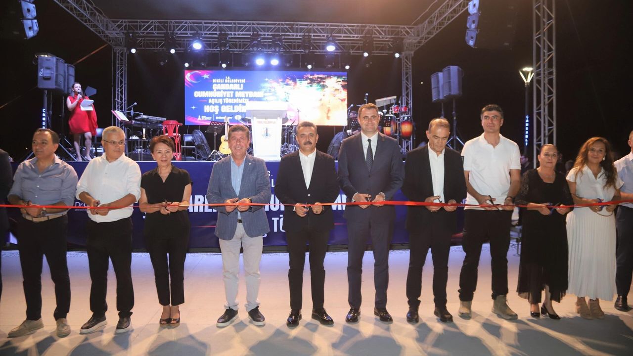 Dikili’de Cumhuriyet Meydanı hizmete girdi: 12 bin 500 metrekarelik yeni yaşam alanı