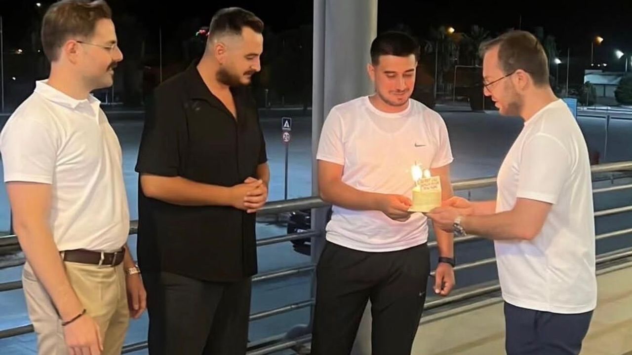 AK Parti İzmir İl Gençlik Kolları'ndan 25. yıla özel kutlama... 25 yaşındaki gençlere sürpriz