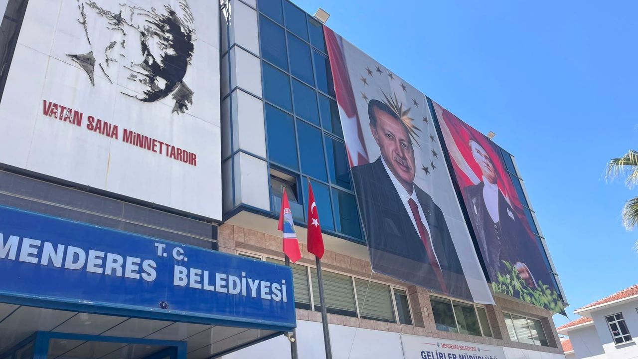 Cumhurbaşkanı Erdoğan, Menderes Belediyesi Başkanlığı Binasına Pankart Asadı