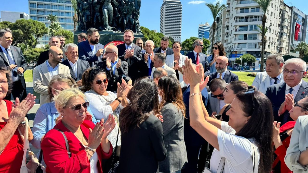 CHP İzmir, büyük zaferin 104. yılında Atatürk’ün huzurunda