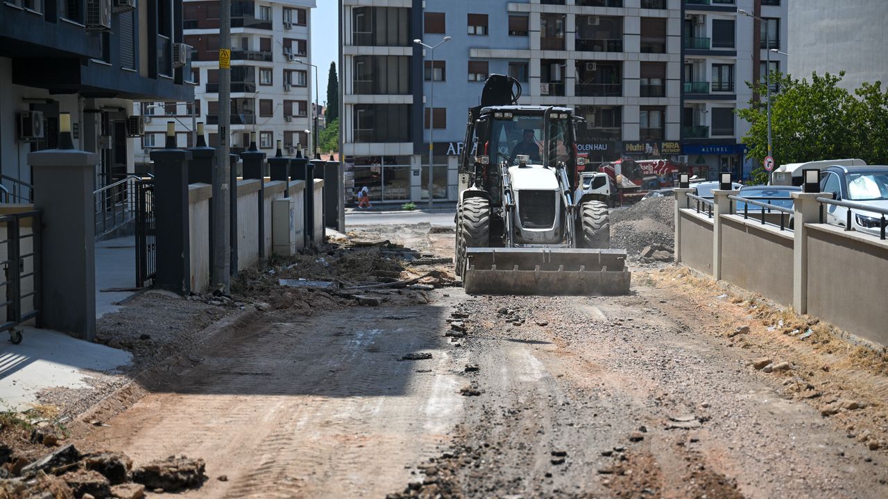 Bornova’nın merkezinde yol ve kaldırım çalışması hızlandı