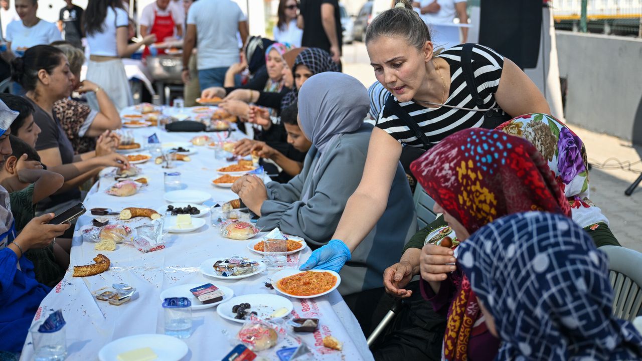 Bornova’da kent bostanında ilk hasat coşkusu: Üretici kadınlarla menemen sofrası