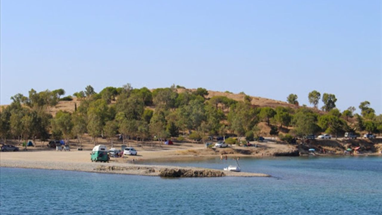 İngiliz Burnu Foça: Deniz Manzarası, Doğal Güzellikleri ve Kamp Alanlarıyla Dikkat Çekiyor