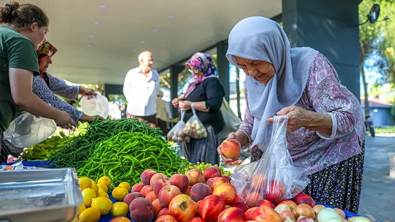 Aliağa'da yerel üreticilerin mahsullerini doğrudan tüketiciyle buluşturduğu semt pazarı