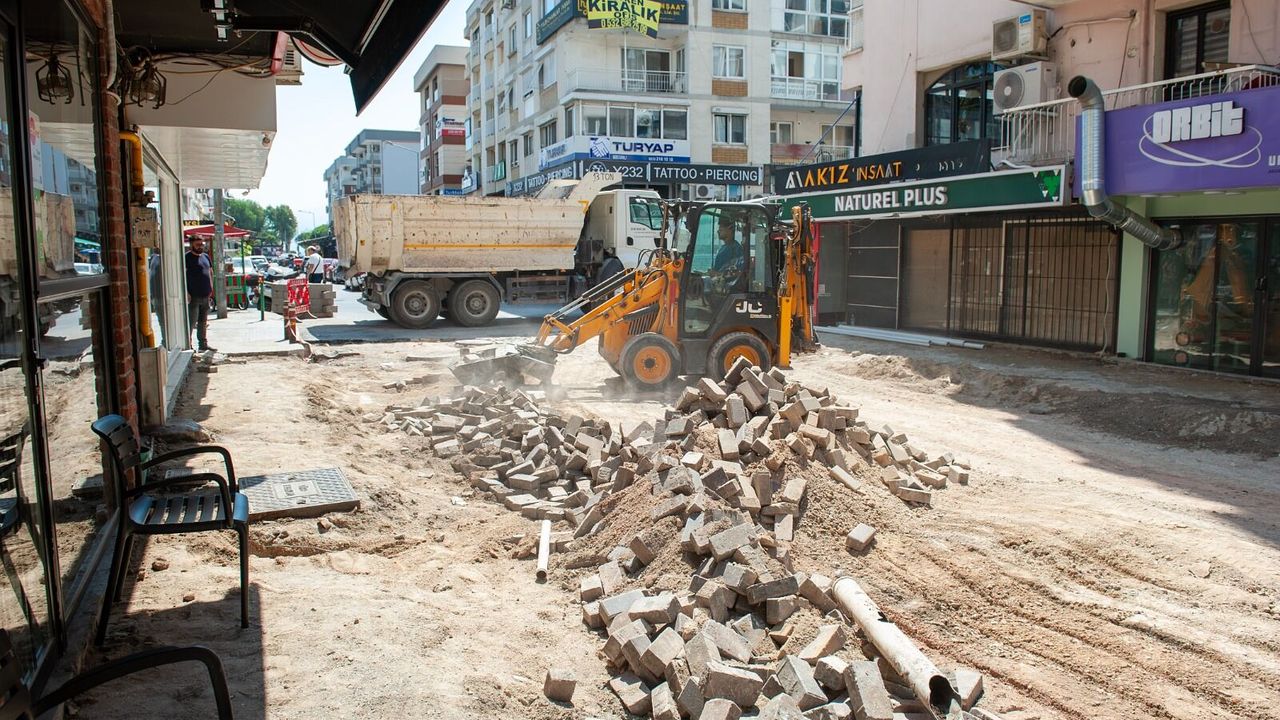 Karşıyaka Belediyesi Cemal Bülbül Sokak'ta Yenileme Çalışmaları Başlattı