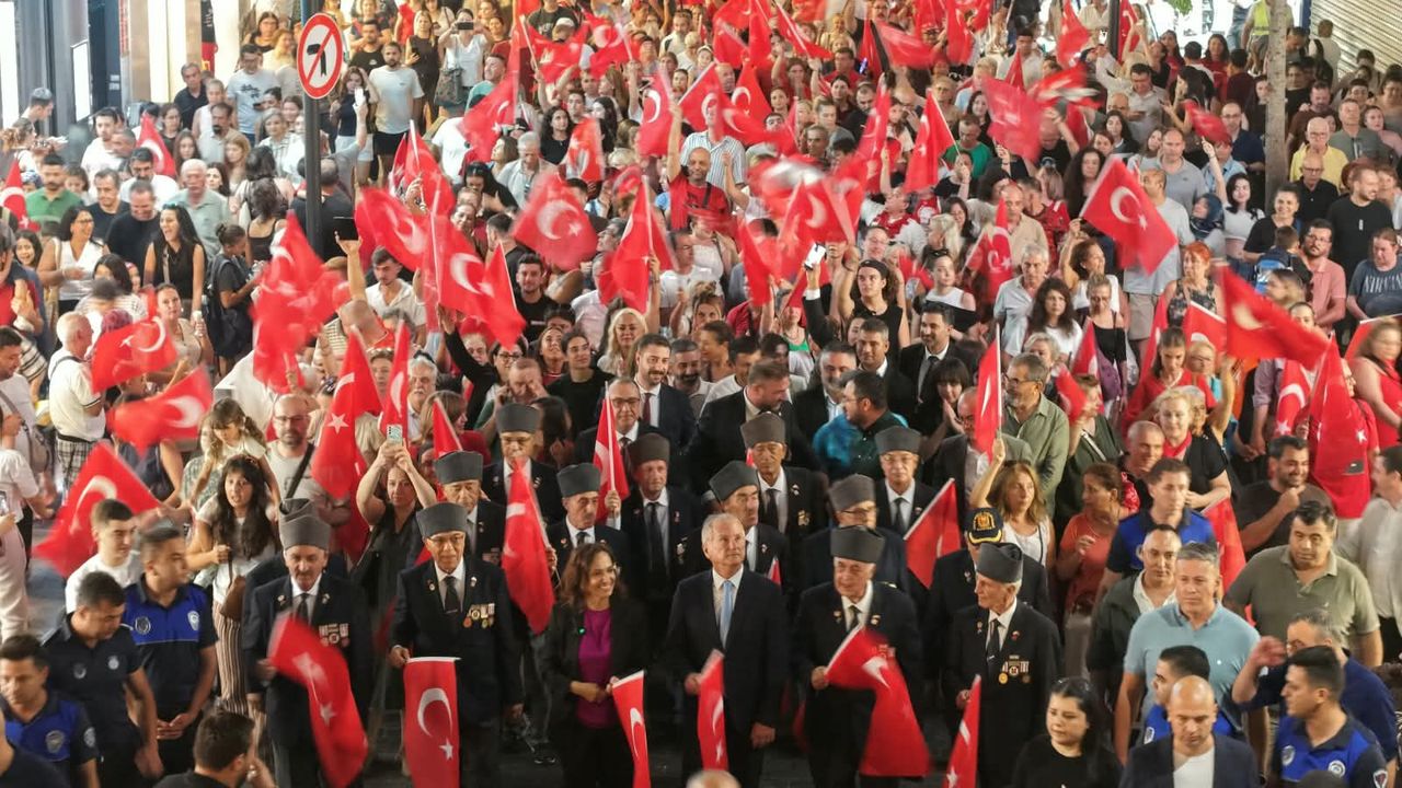 Karşıyaka'da 9 Eylül coşkusu: Fener alayıyla 104. yıl kutlandı