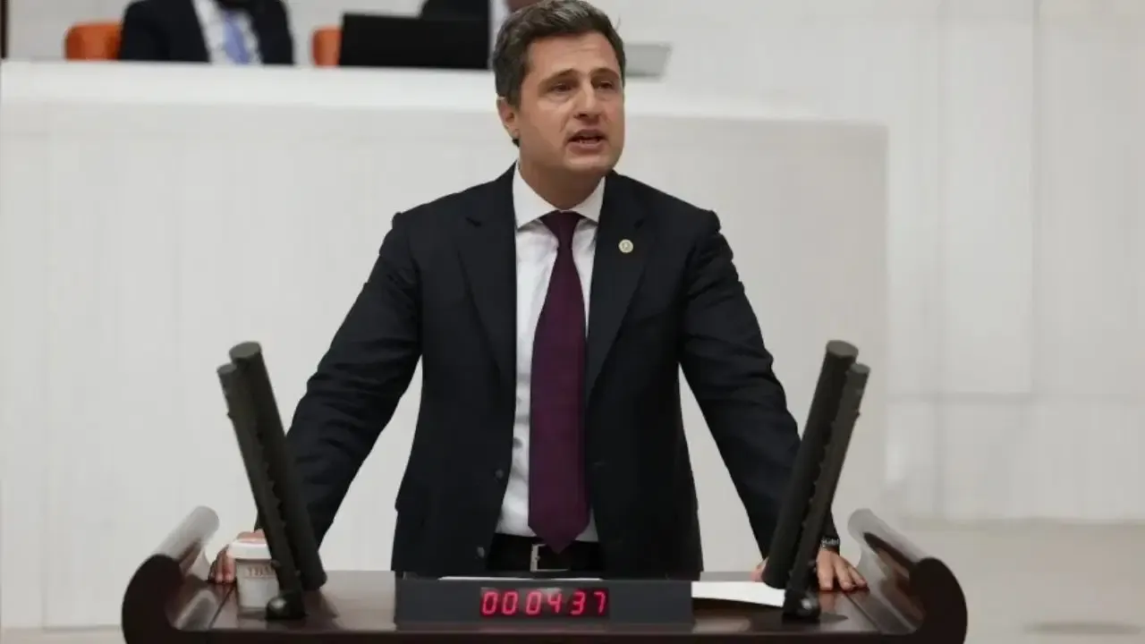 Foça’da Fıçı gerilimi: Deniz Yücel’den AK Parti’ye geçen başkana sert tepki