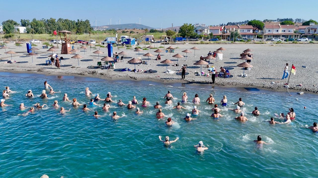 Seferihisar’da Dünya Barış Günü denizde pilatesle başladı
