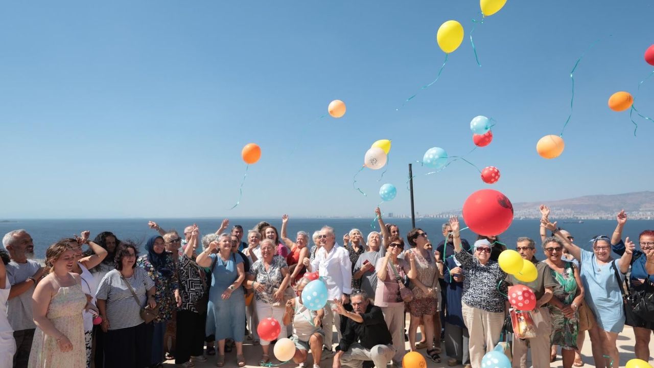 Konak’ta Dünya Barış Günü etkinliğinde gökyüzüne balonlar bırakıldı