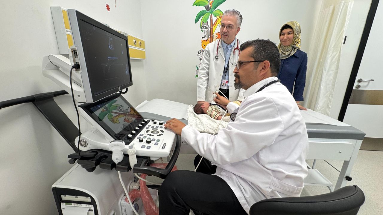 İzmir'de 1,9 kg'lik bebeğe kalp ameliyatı
