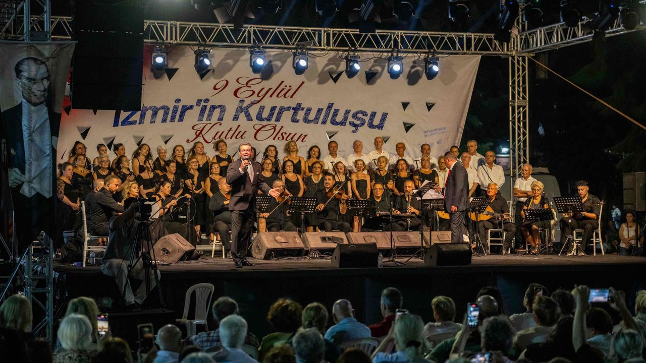 İzmir'in kurtuluşu Atatürk'ün sevdiği şarkılarla kutlandı