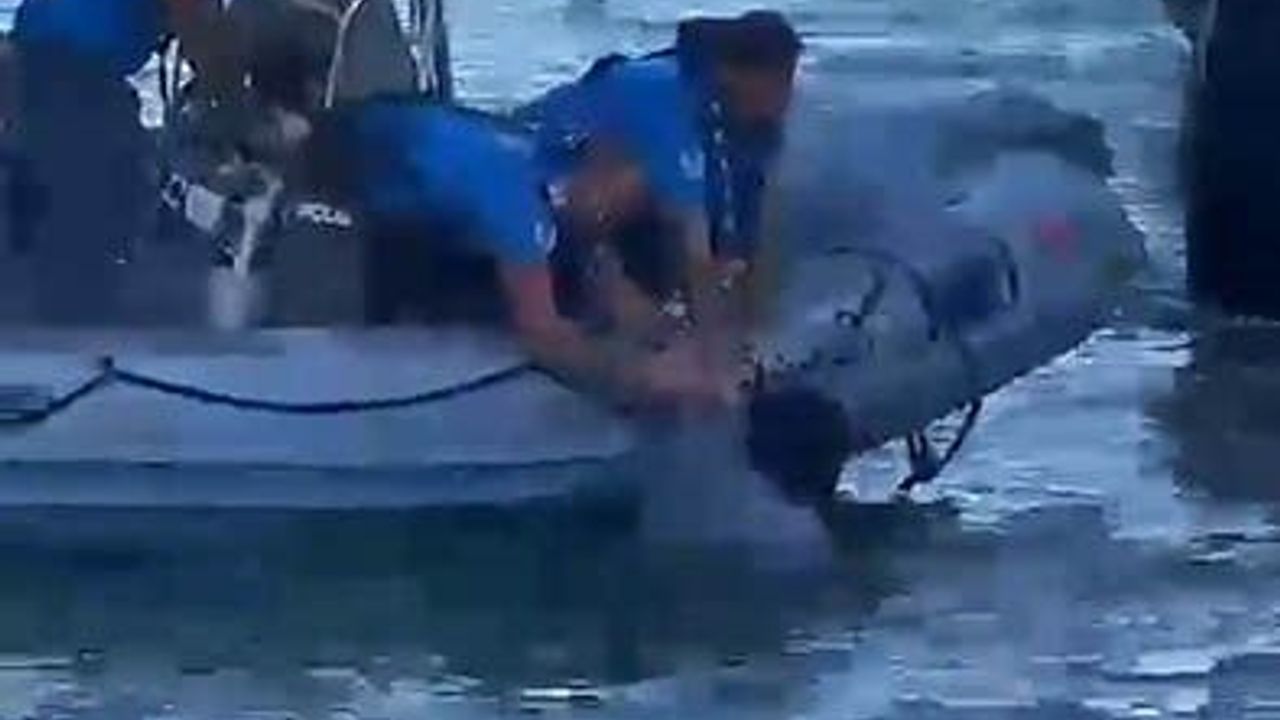 İzmir'de Denize Düşen Vatandaş Polis Ekibi Tarafından Kurtarıldı