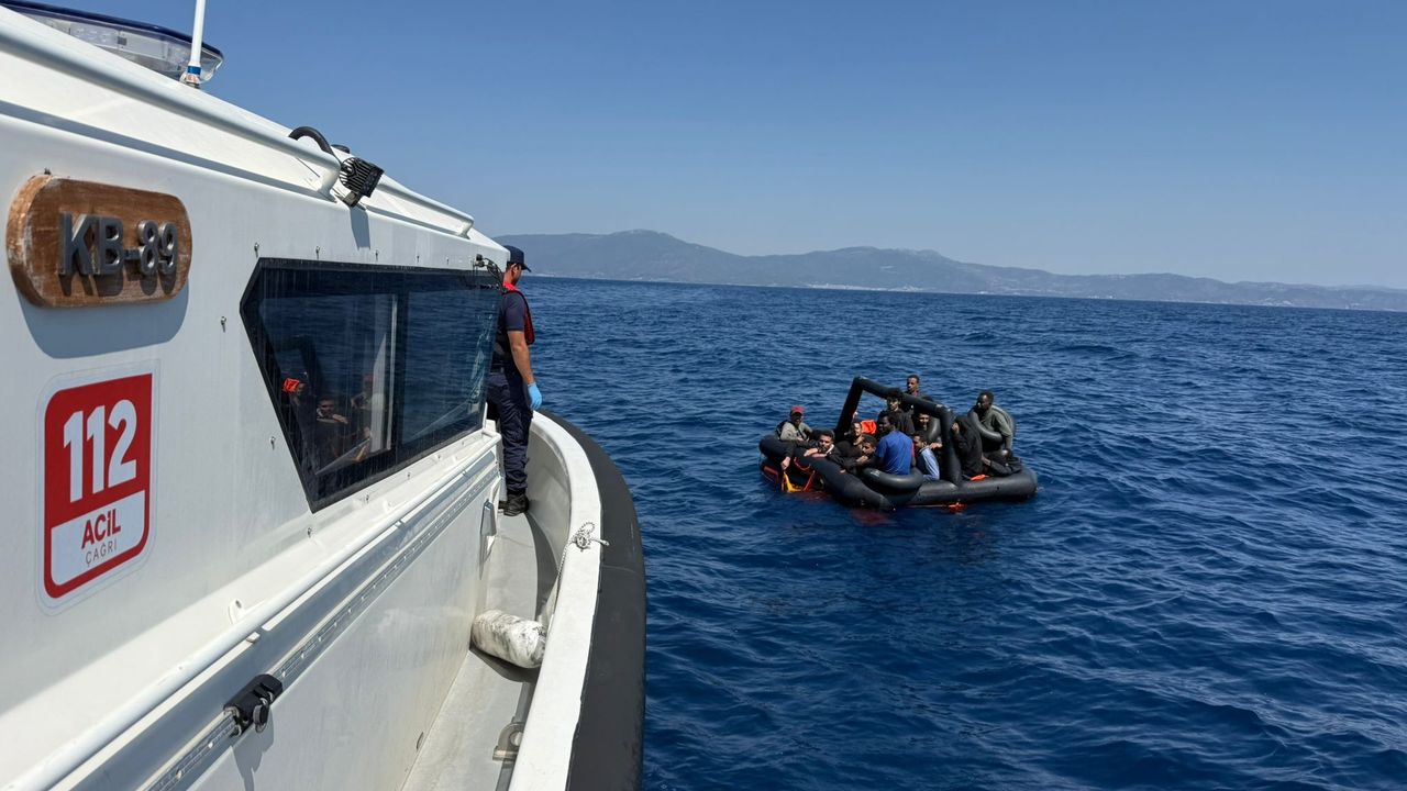 Yunanistan'ın ittiği 57 düzensiz göçmen kurtarıldı