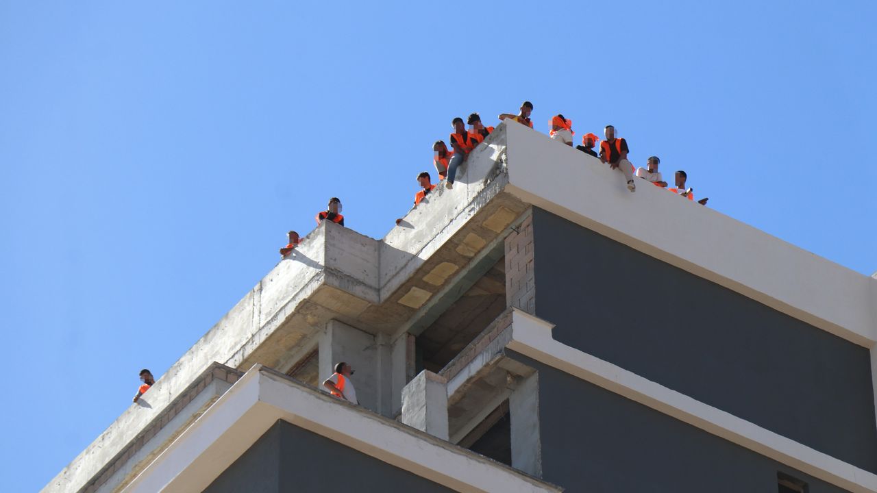 Denizli’de 4 aydır ödenmeyen inşaat işçileri çatıda eyleim yaptı