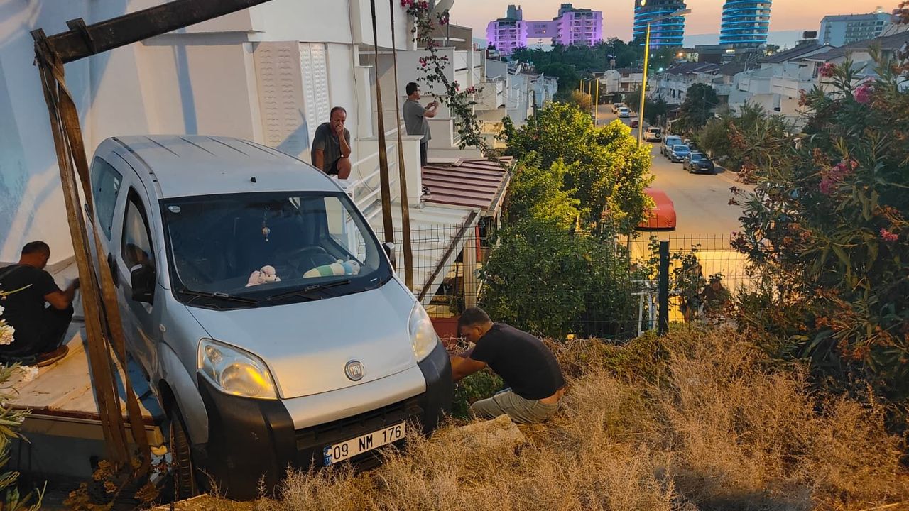 Yazlık evin verandasına otomobil düştü